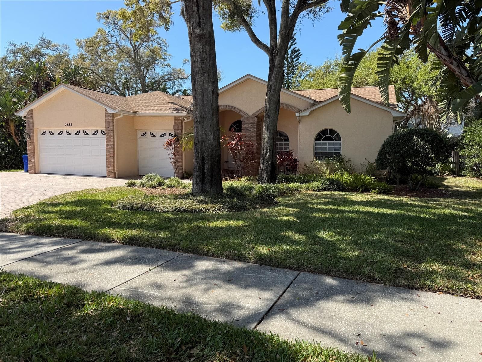 Mature landscaping with shade and sidewalks - 2686 CRYSTAL CIR, DUNEDIN