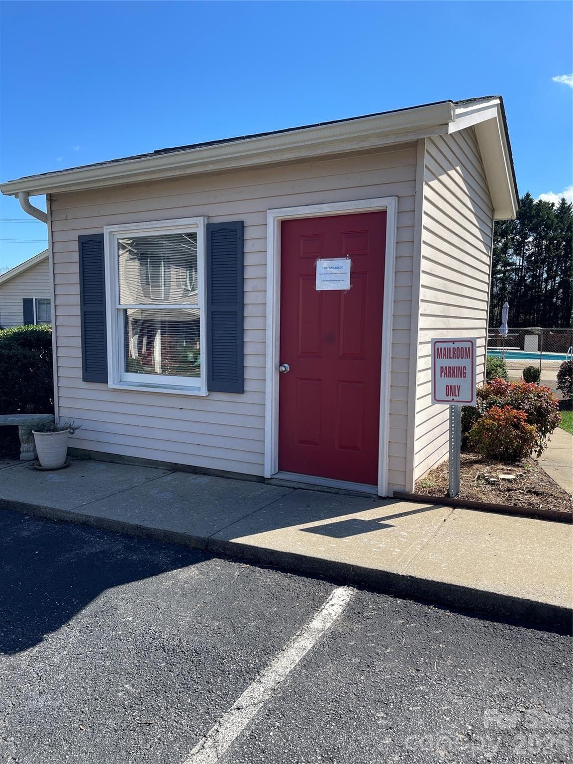 Mailbox house - 2705 N Center Street, Hickory