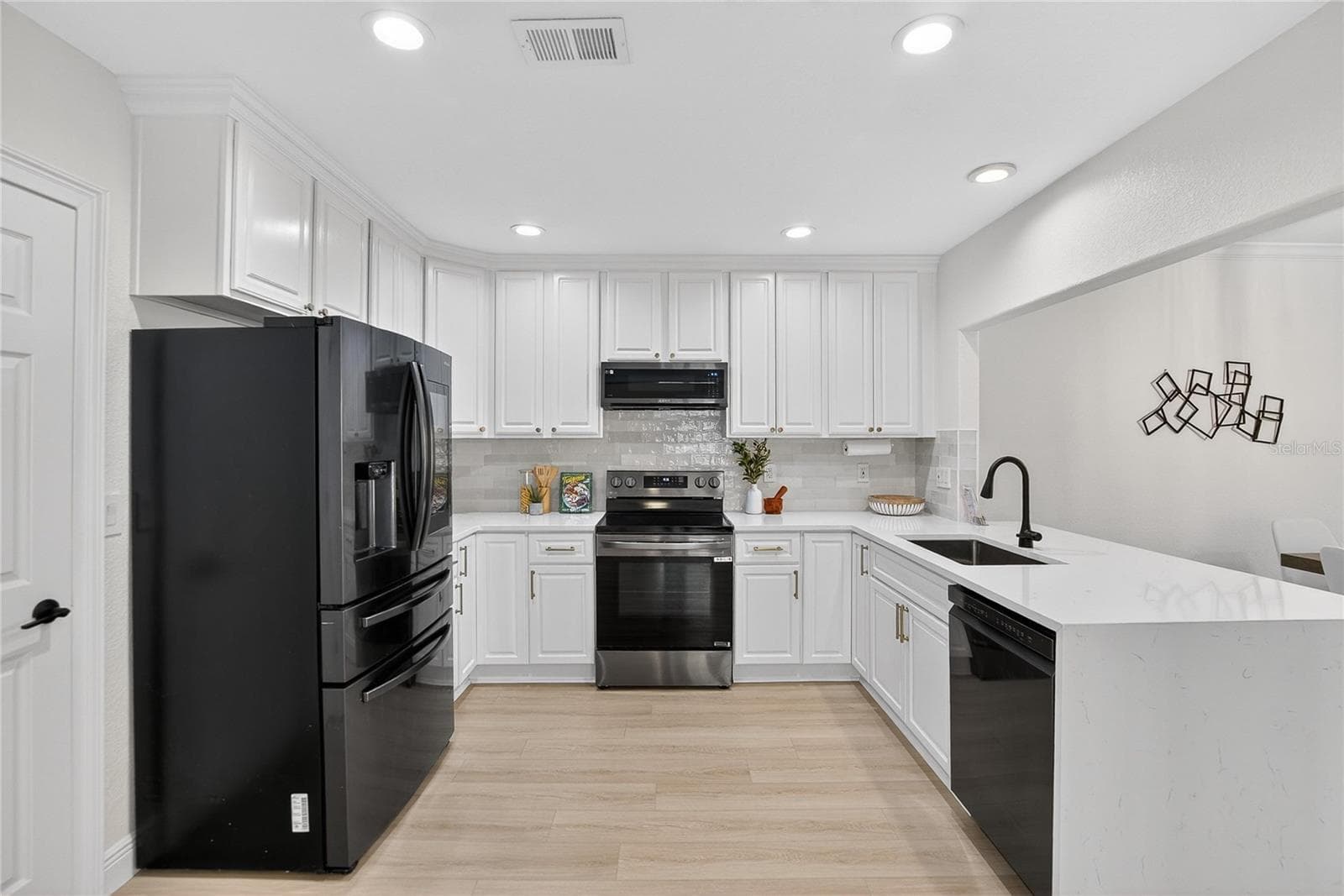 Townhouse at 918 WOODBRIDGE CT, SAFETY HARBOR, photo 4 of 59