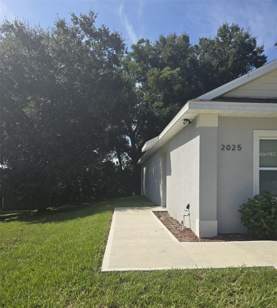 Duplex at 2025 DUNBAR ST, BARTOW, photo 2 of 12