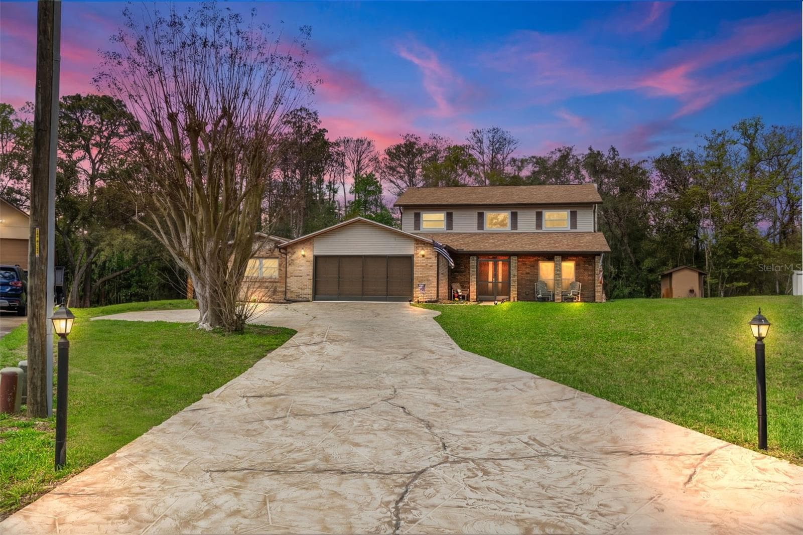 long driveway, extra parking pad, 2 car garage - 1357 DINSMORE CT, NEW PORT RICHEY