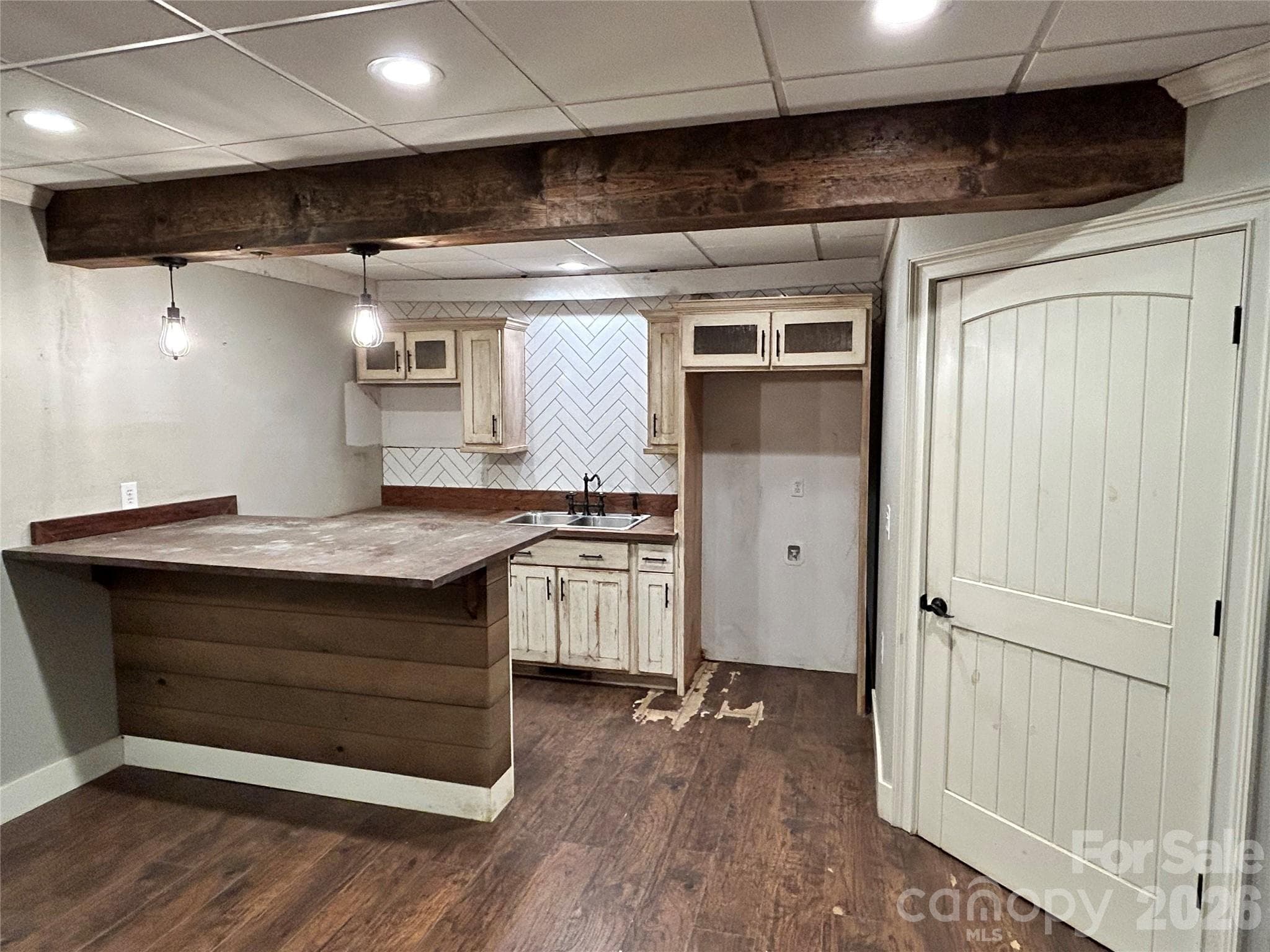 Wet bar in basement - 330 Potts Drive, Waynesville