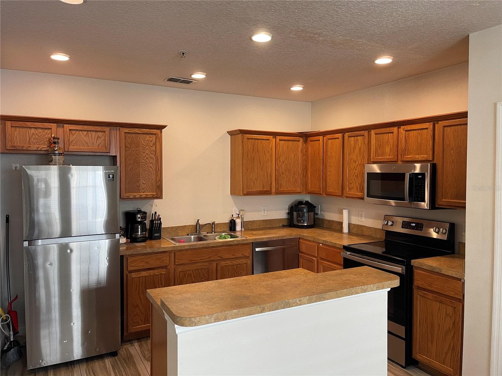 Townhouse at 2024 CYPRESS BAY BLVD, KISSIMMEE, photo 3 of 48
