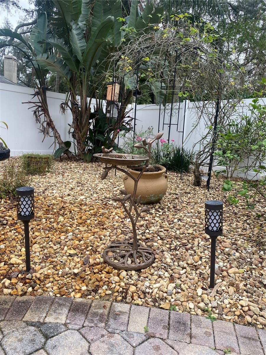 easy maintenance rock beds - 1603 SIR HENRYS TRL, LAKELAND