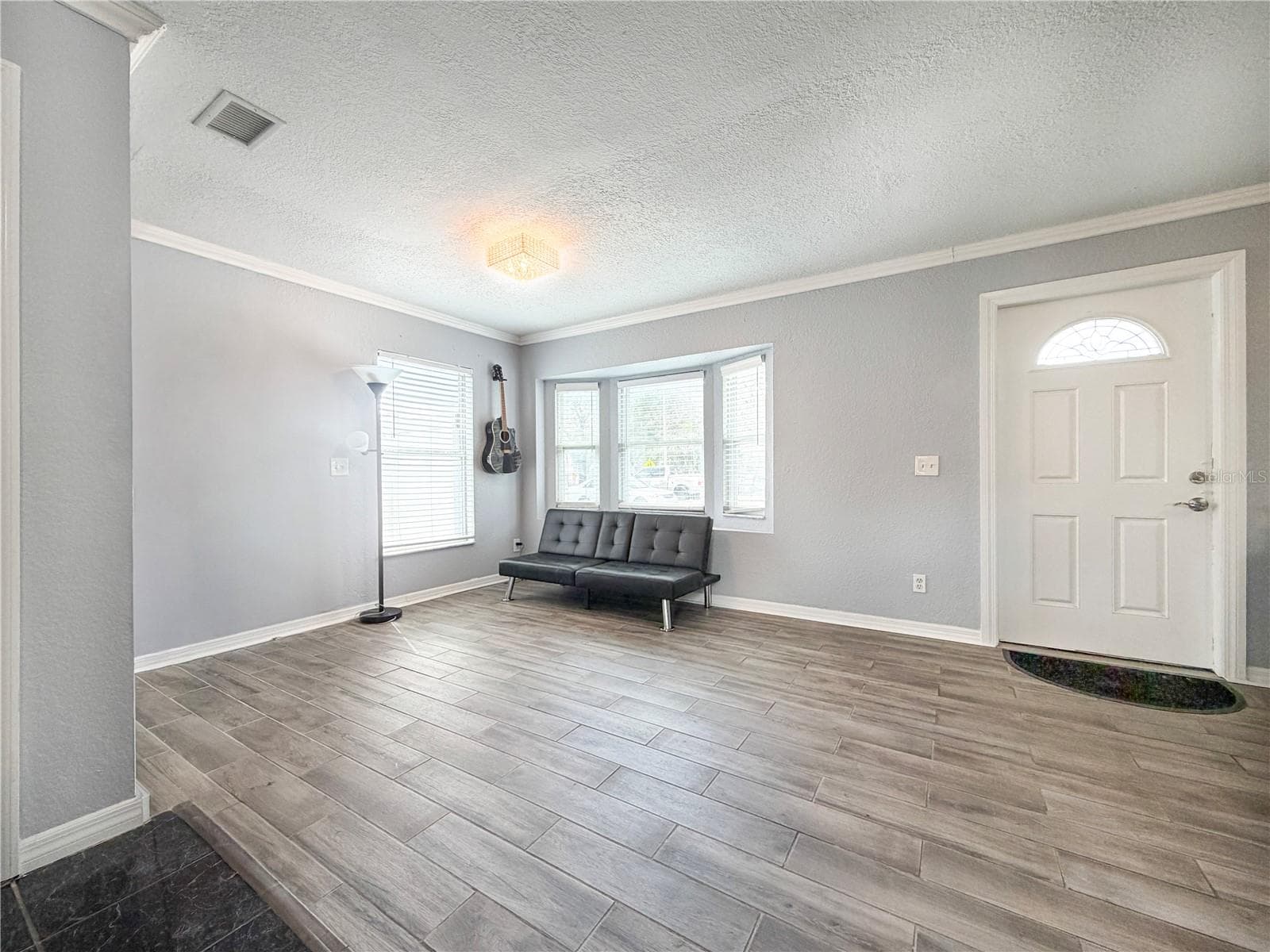 Living - 141 S HIAWASSEE RD, ORLANDO