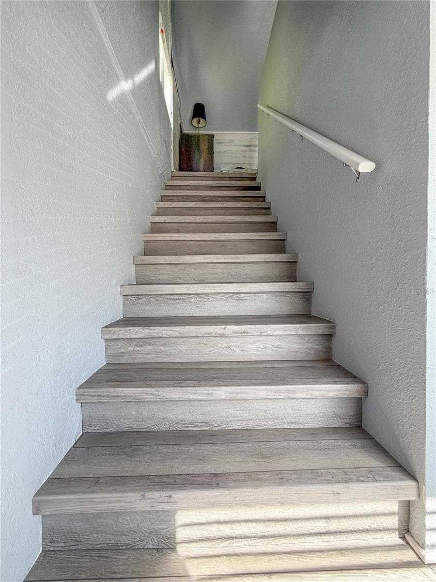 Attic Stairs - 141 S HIAWASSEE RD, ORLANDO