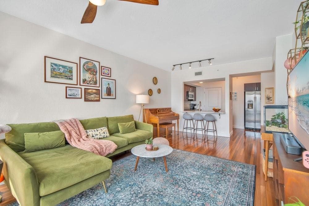 High Ceilings with Kitchen open to living space - 322 E CENTRAL BLVD #1005, ORLANDO
