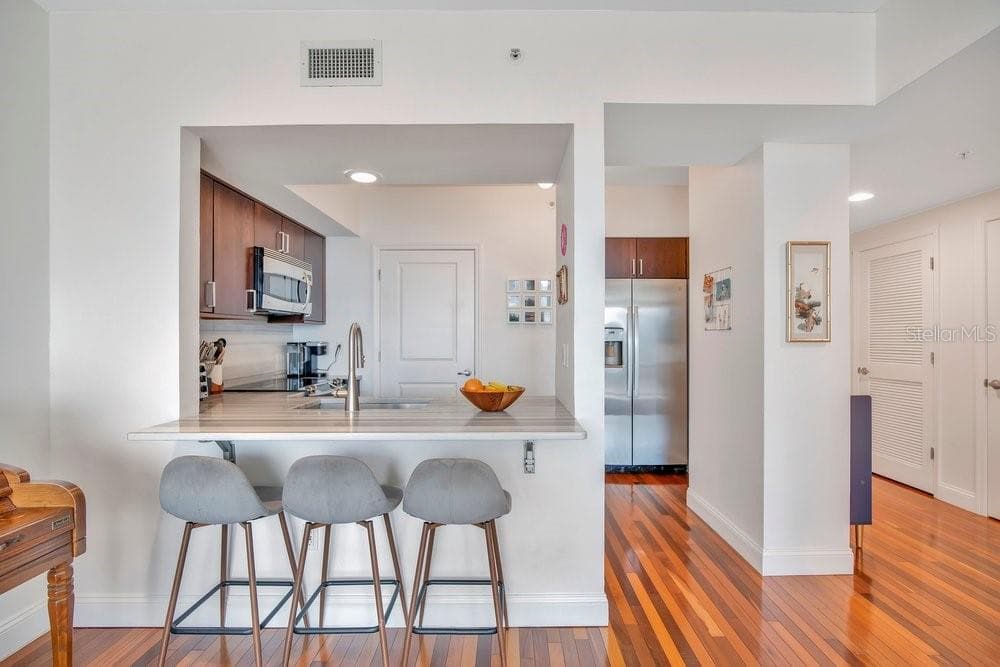 Bar Seating in Kitchen - 322 E CENTRAL BLVD #1005, ORLANDO