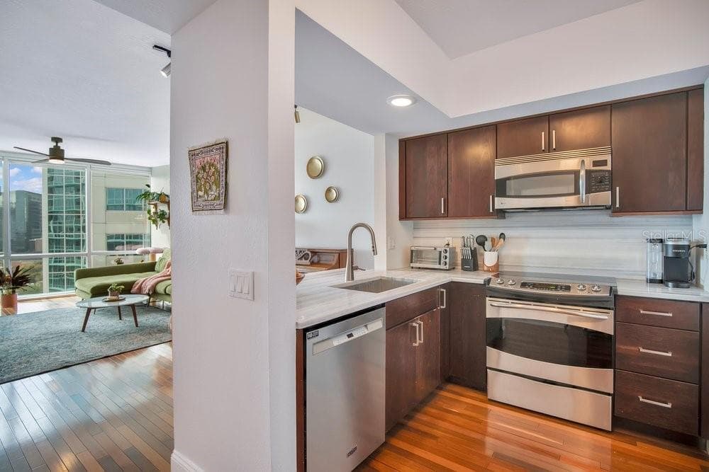 Updated kitchen with Solid Wood Cabinetry - 322 E CENTRAL BLVD #1005, ORLANDO
