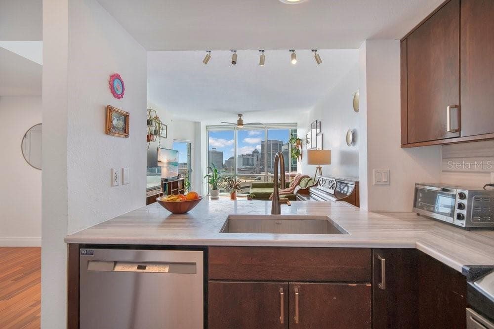 Updated kitchen with Stainless Steel Appliances - 322 E CENTRAL BLVD #1005, ORLANDO