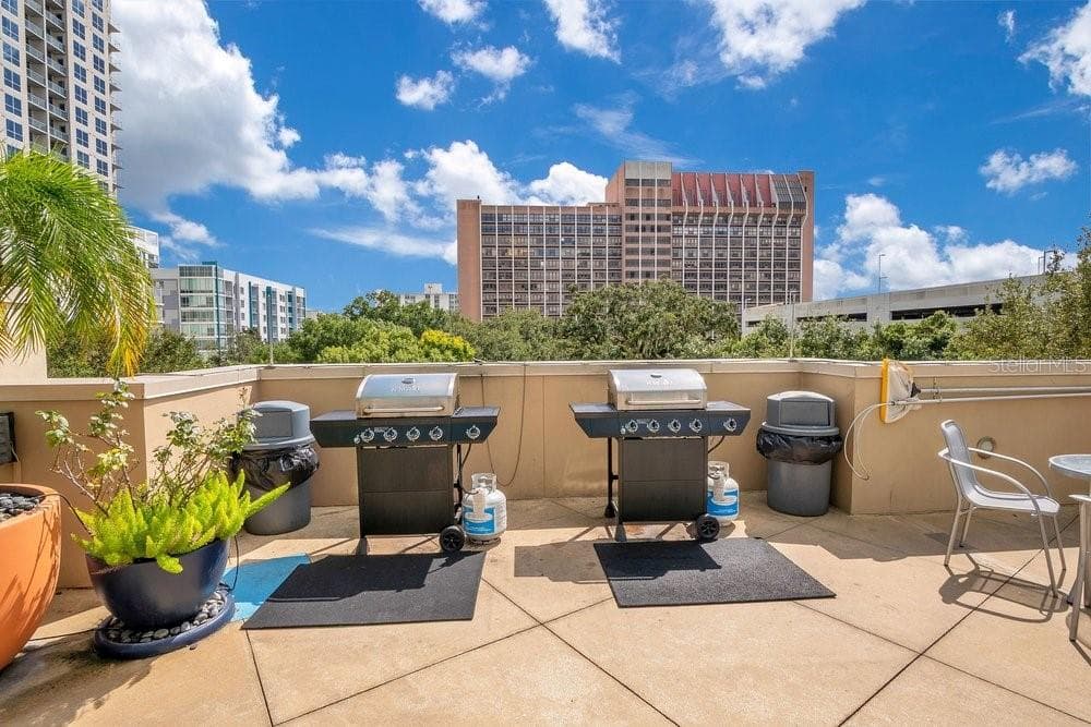Pool Deck with grilles - 322 E CENTRAL BLVD #1005, ORLANDO
