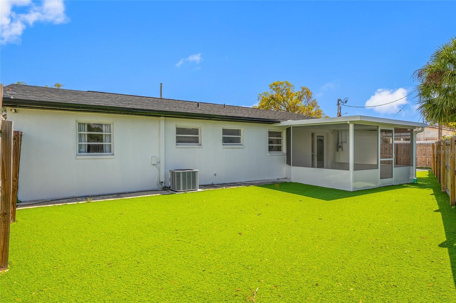 Fenced Backyard with faux grass - 4916 CARLYLE RD, TAMPA
