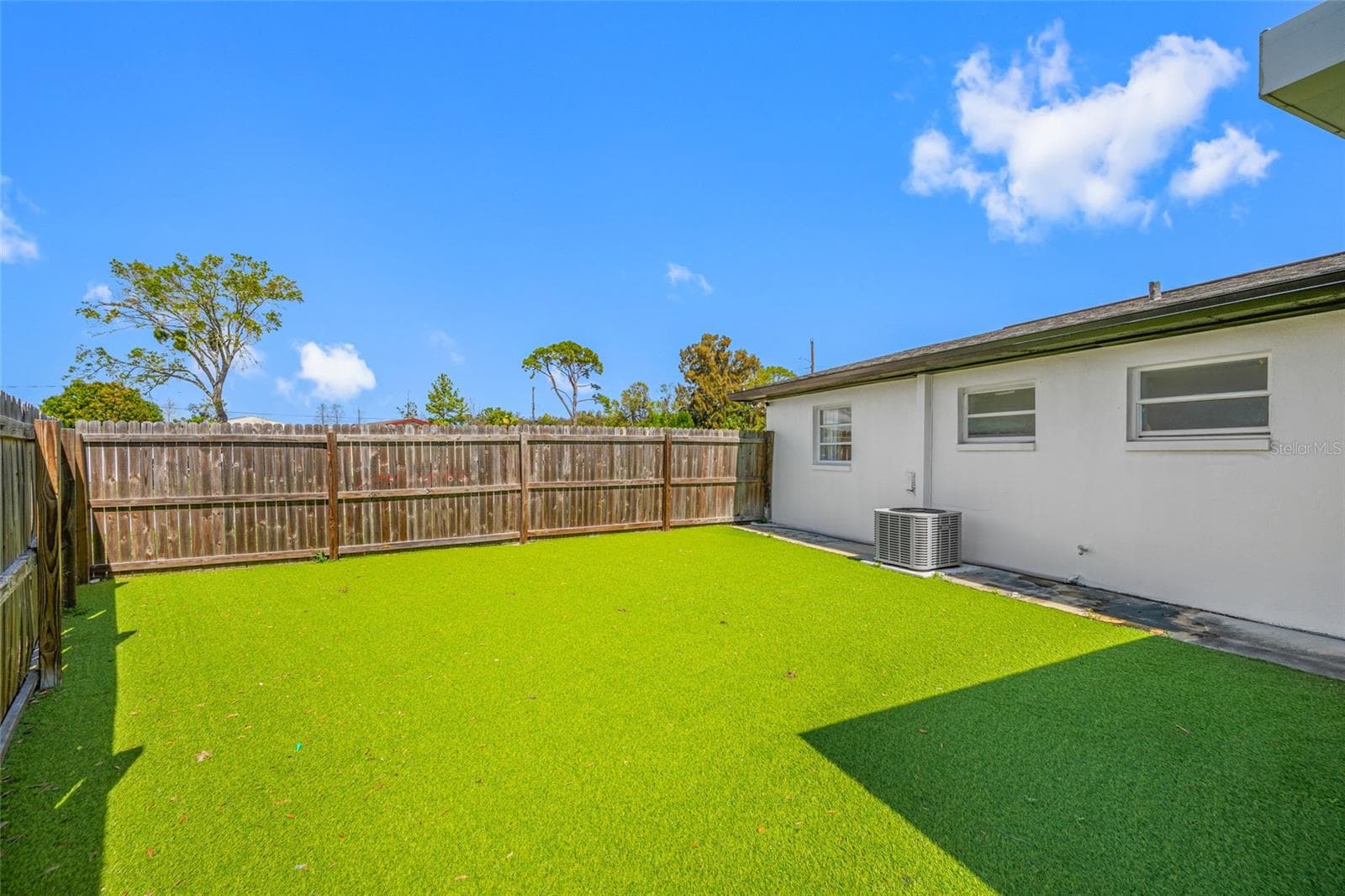 Fenced Backyard with faux grass - 4916 CARLYLE RD, TAMPA