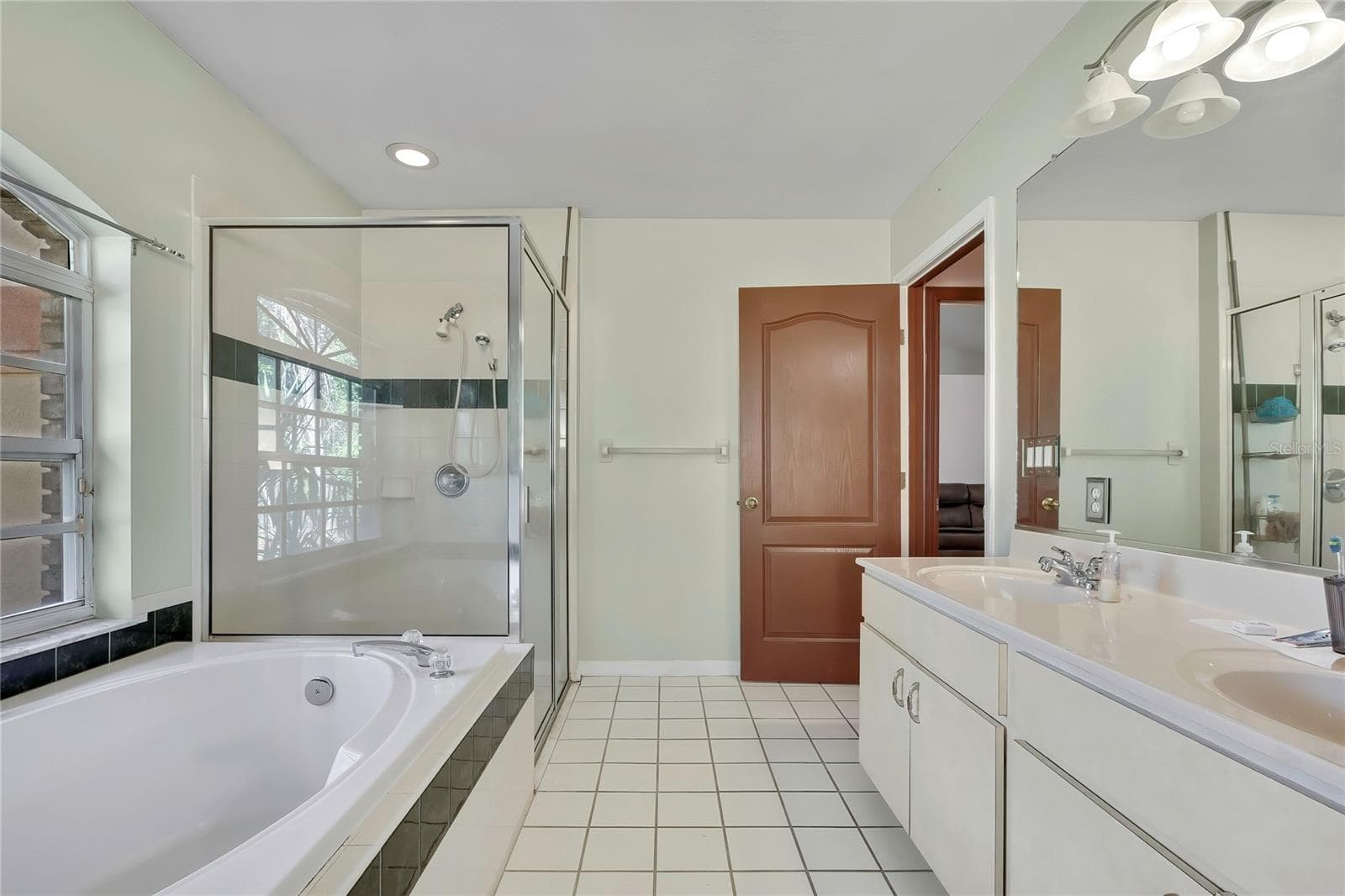 Tub with walk in shower - 340 E SAVOY ST, LECANTO
