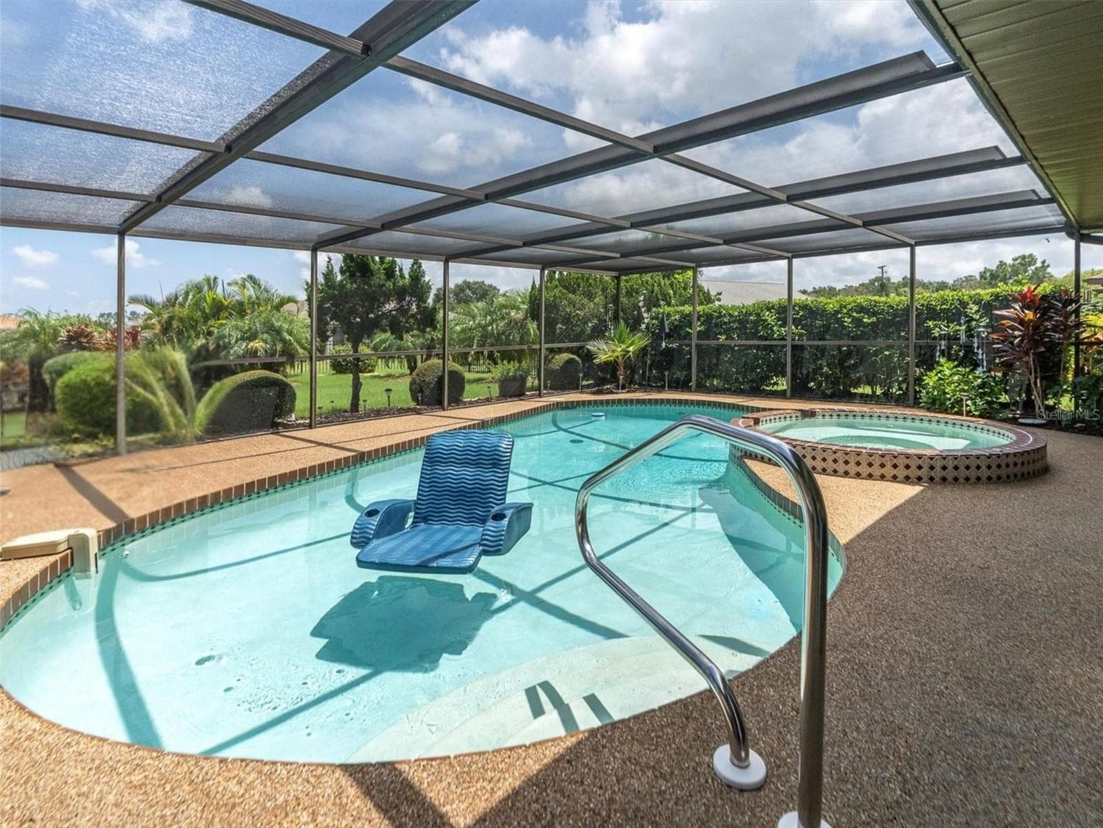 Screened in pool area - 301 THORN HILL PL, SUN CITY CENTER