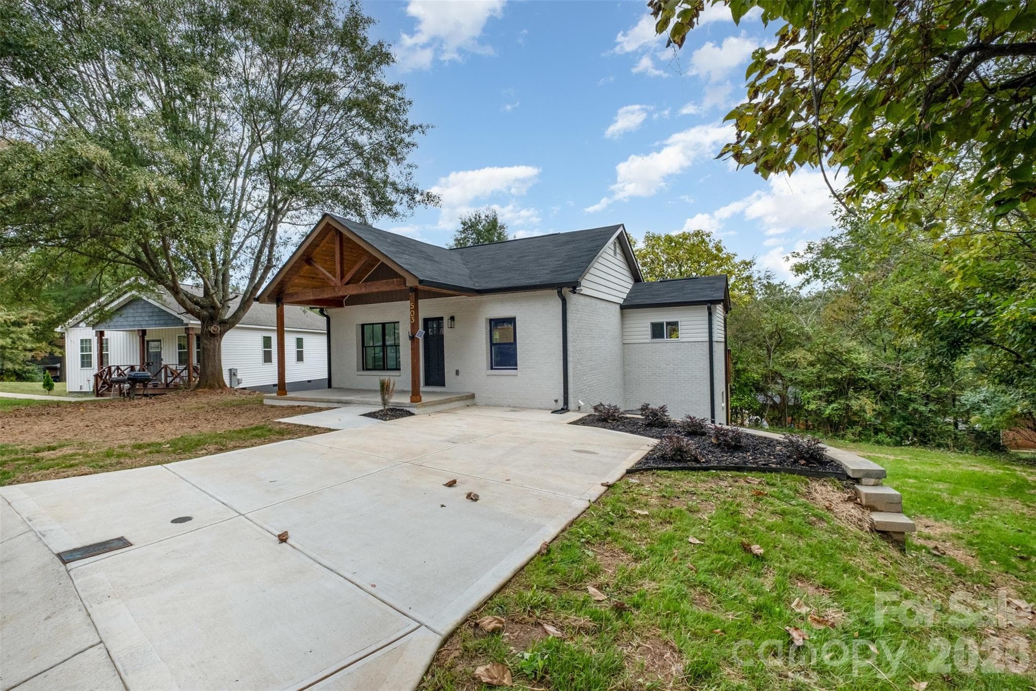 Concrete driveway for easy parking - 503 Circle Drive E, Shelby