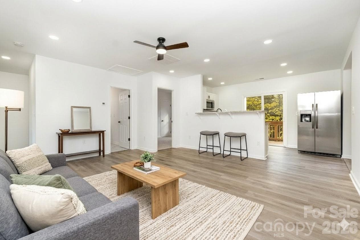 Entrance- Living area and Kitchen - 503 Circle Drive E, Shelby