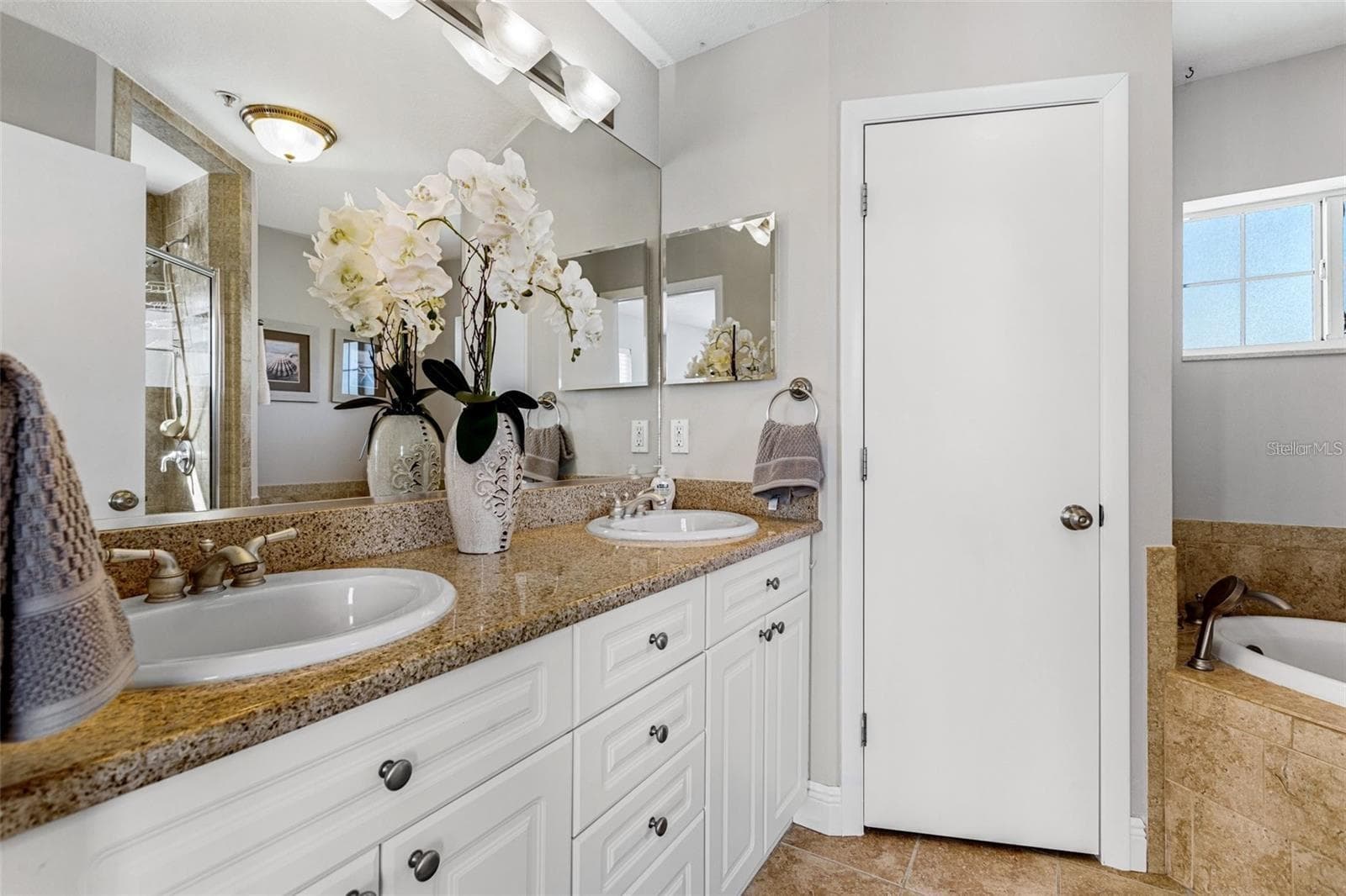 Primary Suite Bath 3 - 1902 ARROWHEAD DR NE, ST PETERSBURG