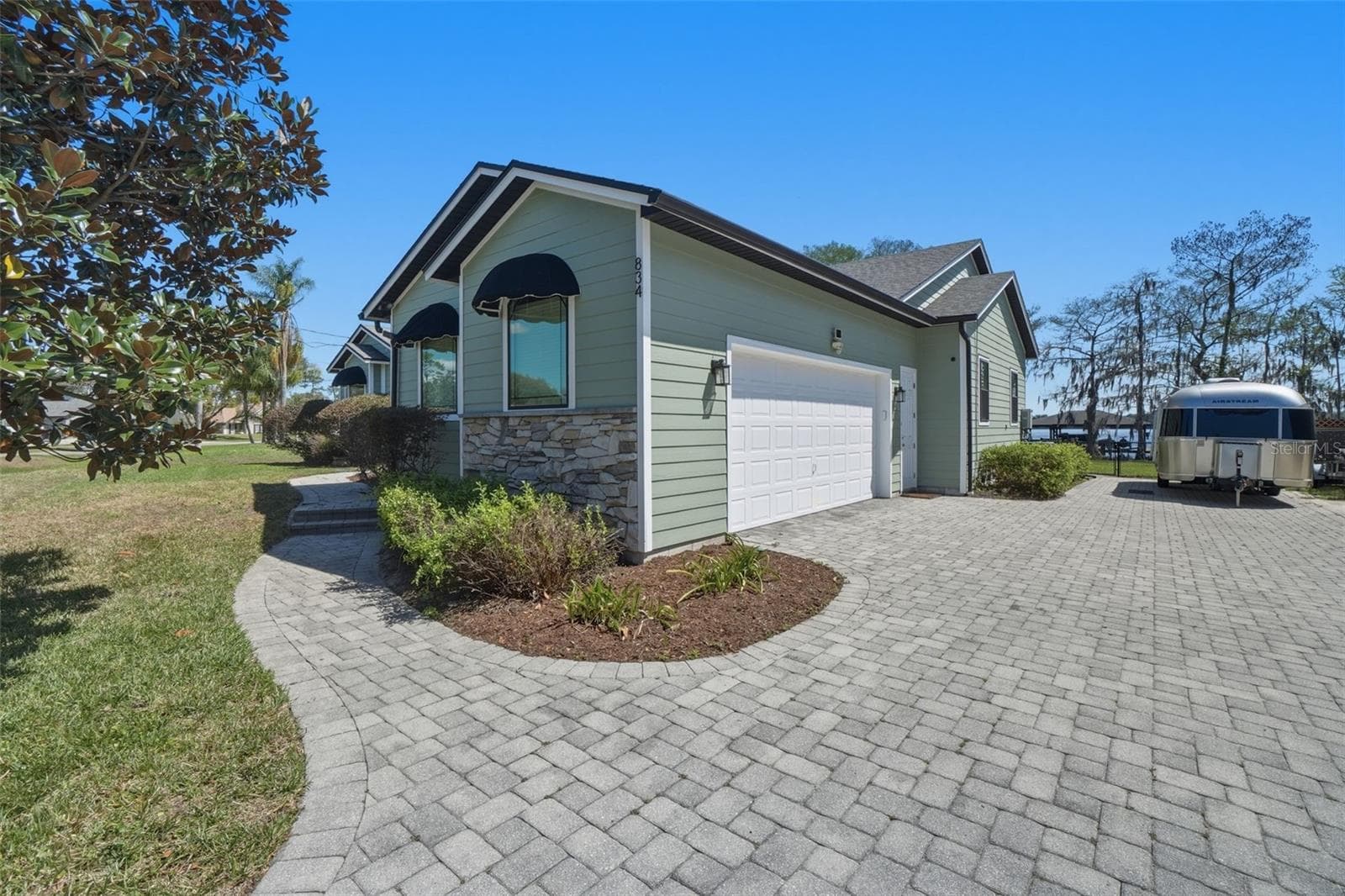 Side view, garage entry - 834 MILLSHORE DR, CHULUOTA