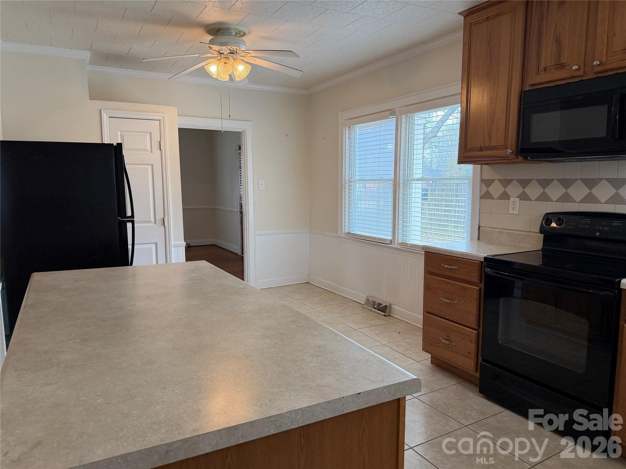 Breakfast area and pantry - 612 Ballard Street, Chester