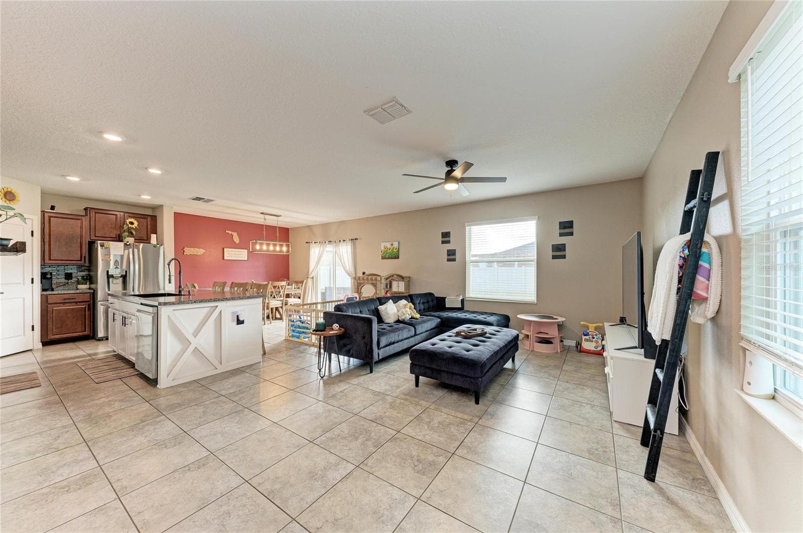 Single Family Residence at 17112 YELLOW PINE ST, WIMAUMA, photo 9 of 48