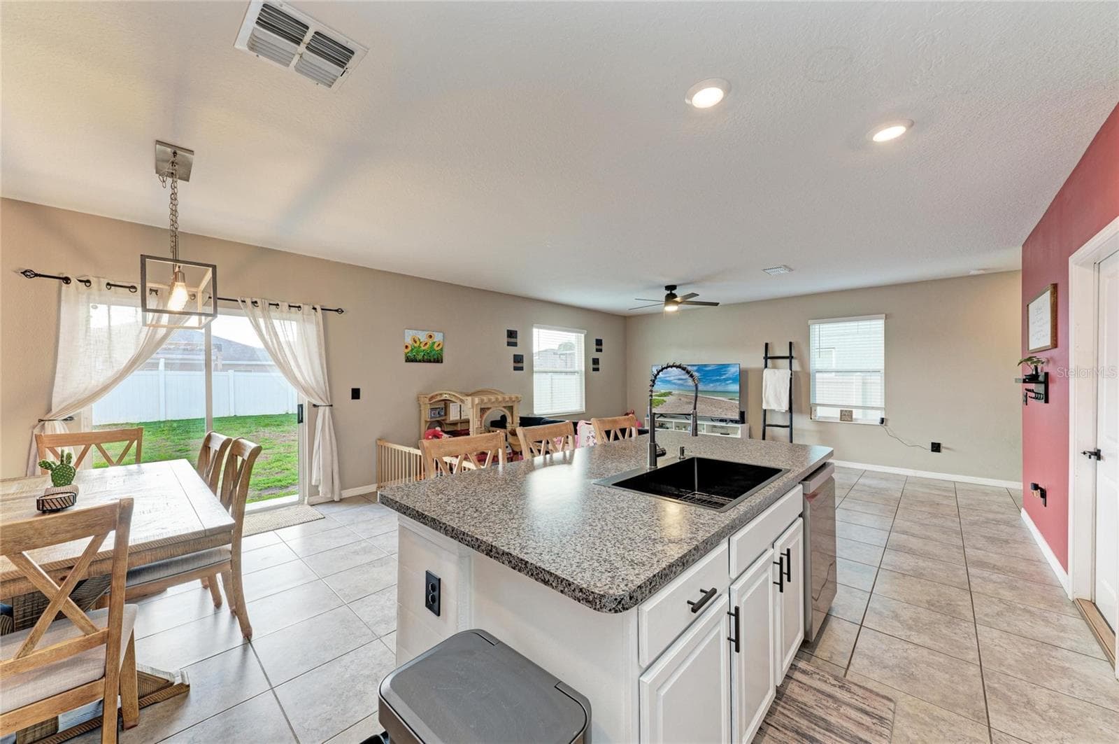 Single Family Residence at 17112 YELLOW PINE ST, WIMAUMA, photo 18 of 48