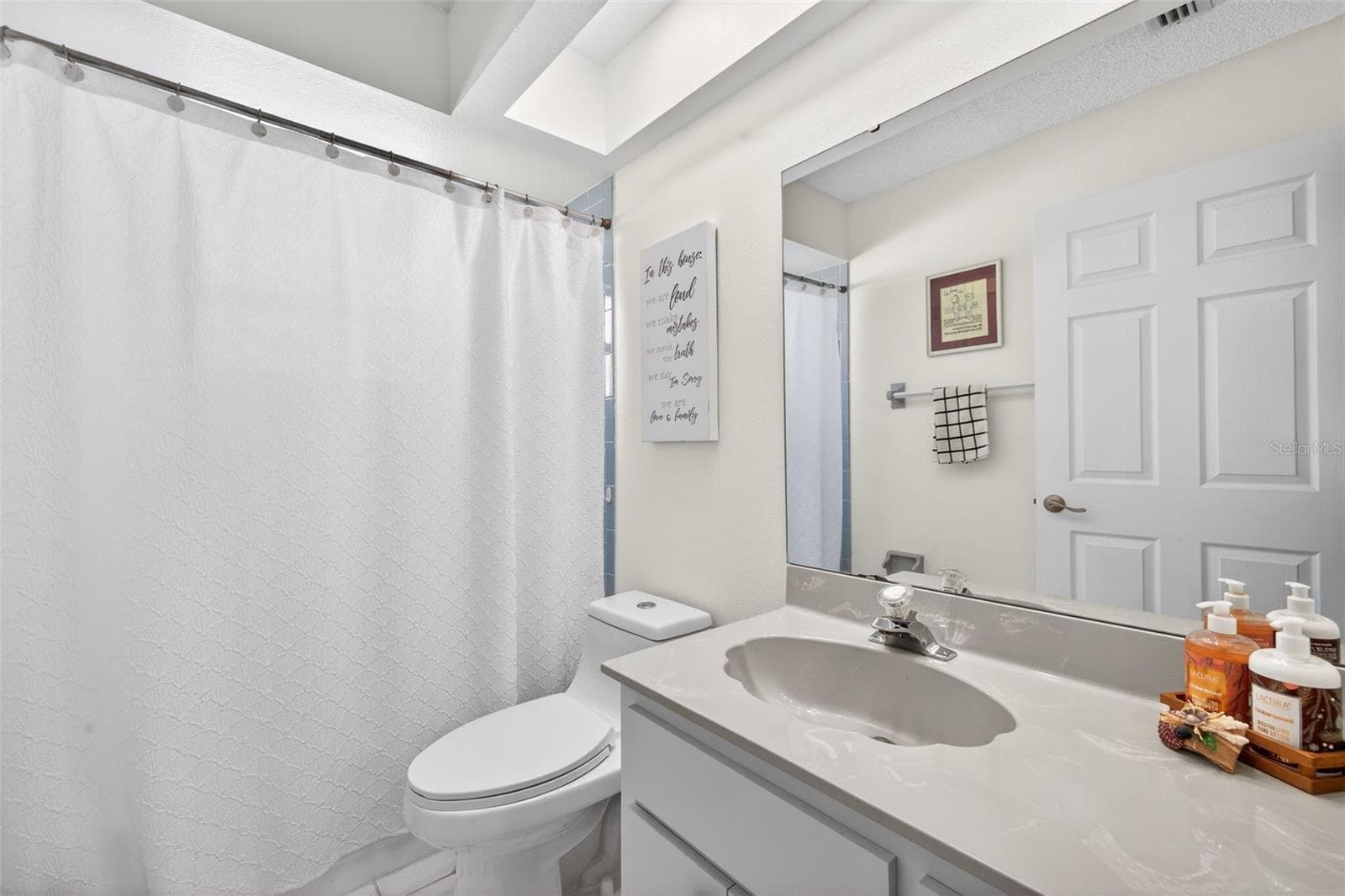 Shared Bathroom - 3907 57TH PL E, BRADENTON