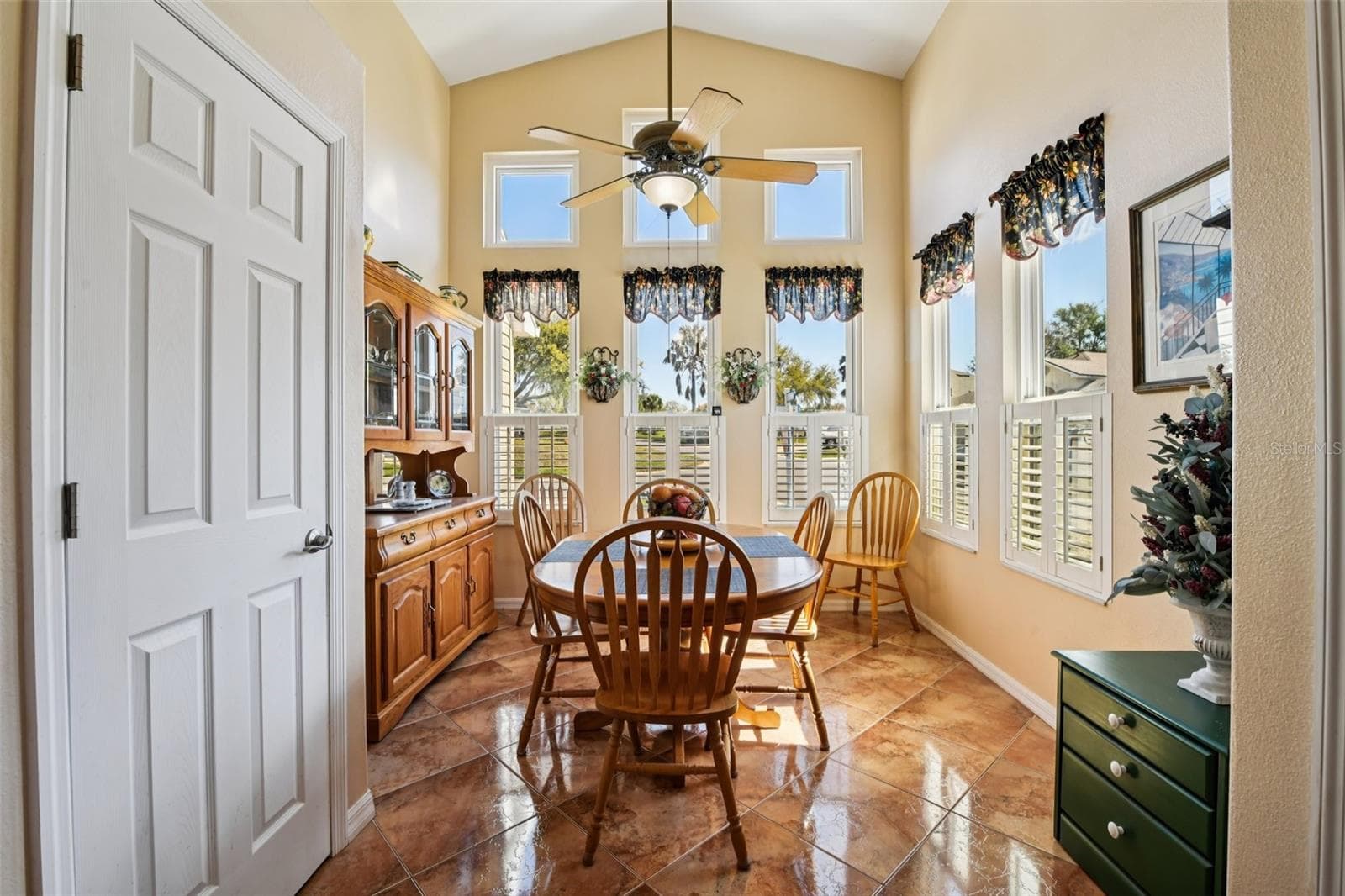 Luminous Eating area with 2 pantries. - 6105 DORY WAY, TAVARES