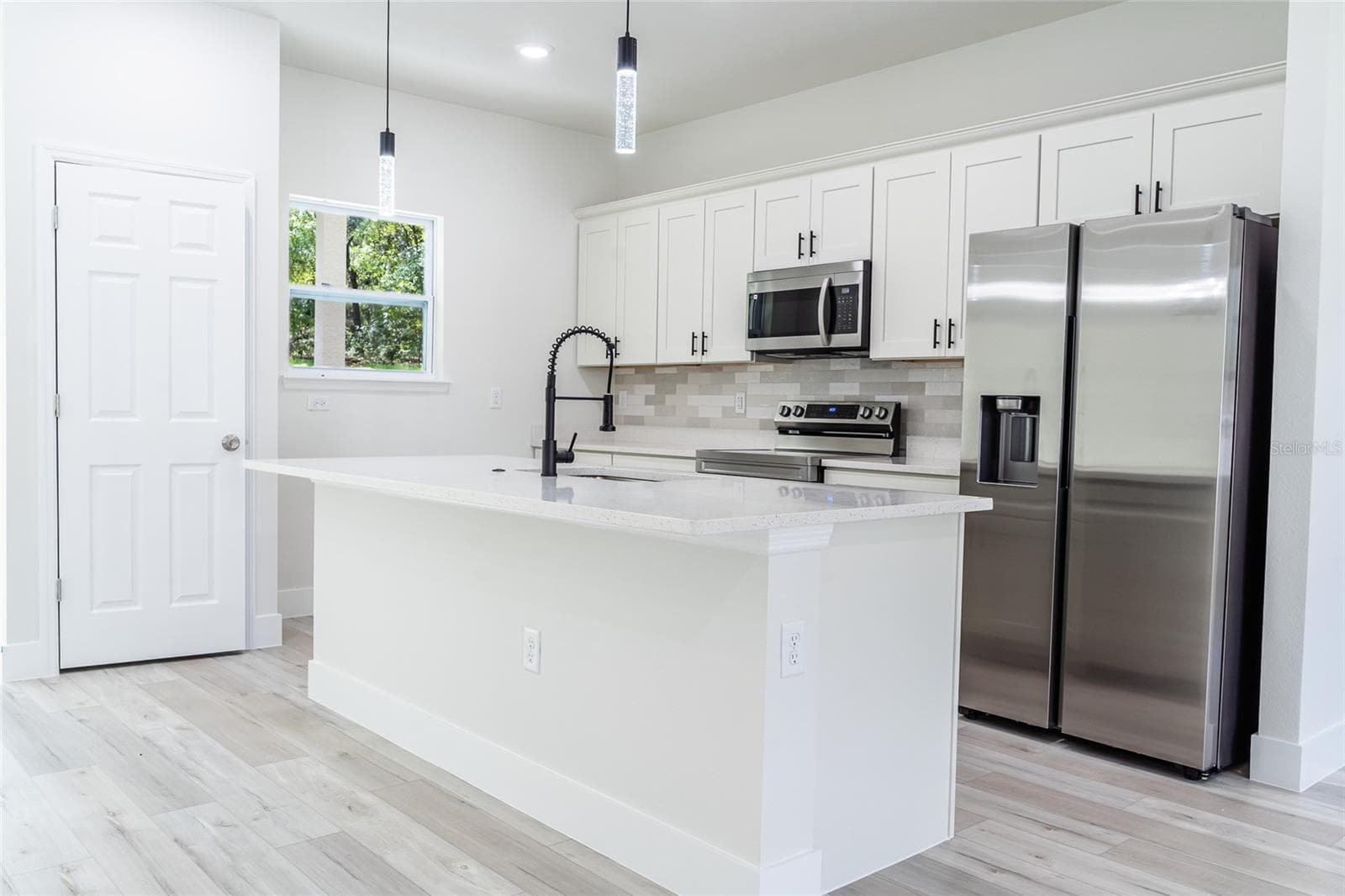 Kitchen island and pantry closet - 7872 N KEYSTONE DR, CITRUS SPRINGS