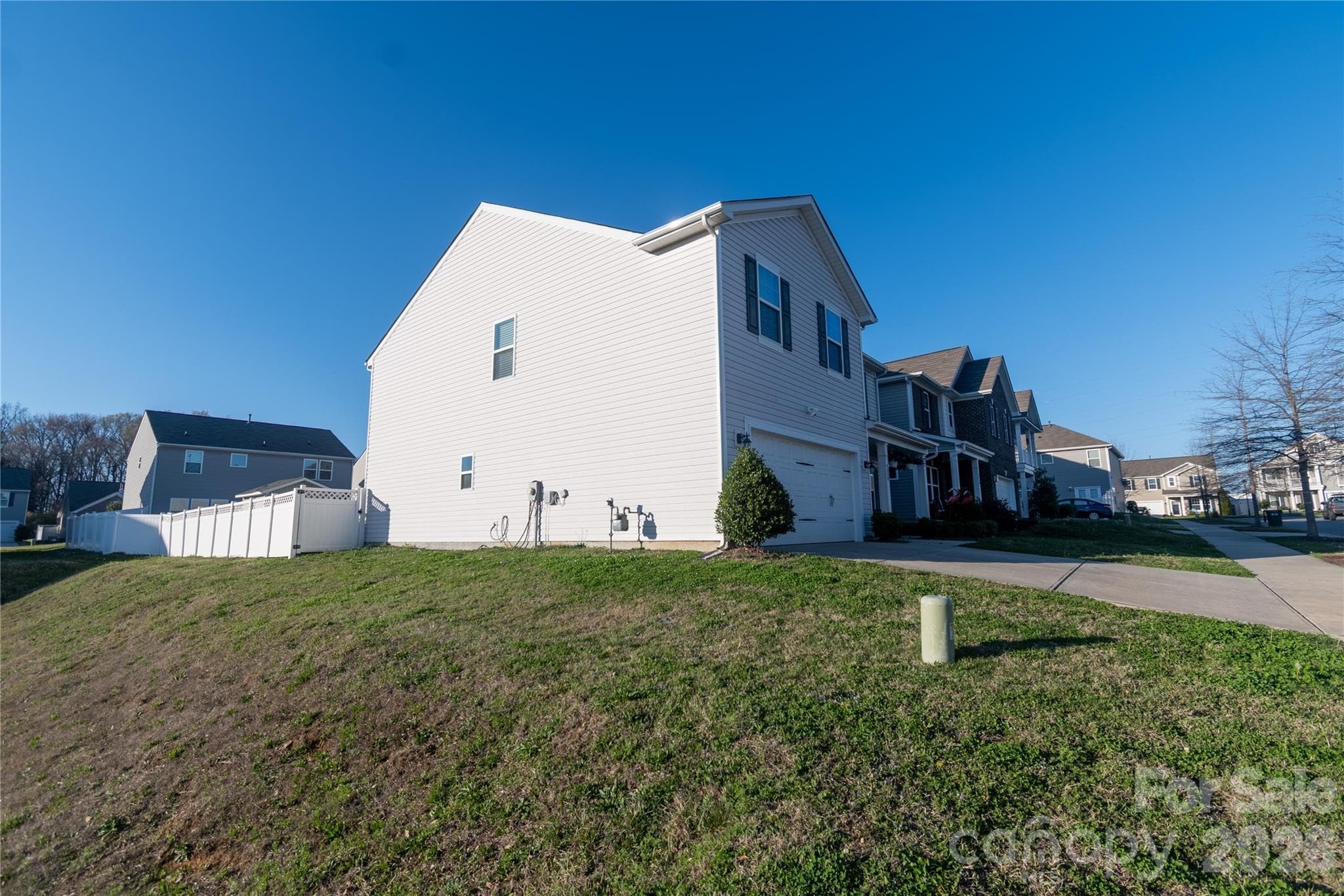 Single Family Residence at 4320 Staffordshire Lane, Charlotte, photo 2 of 24