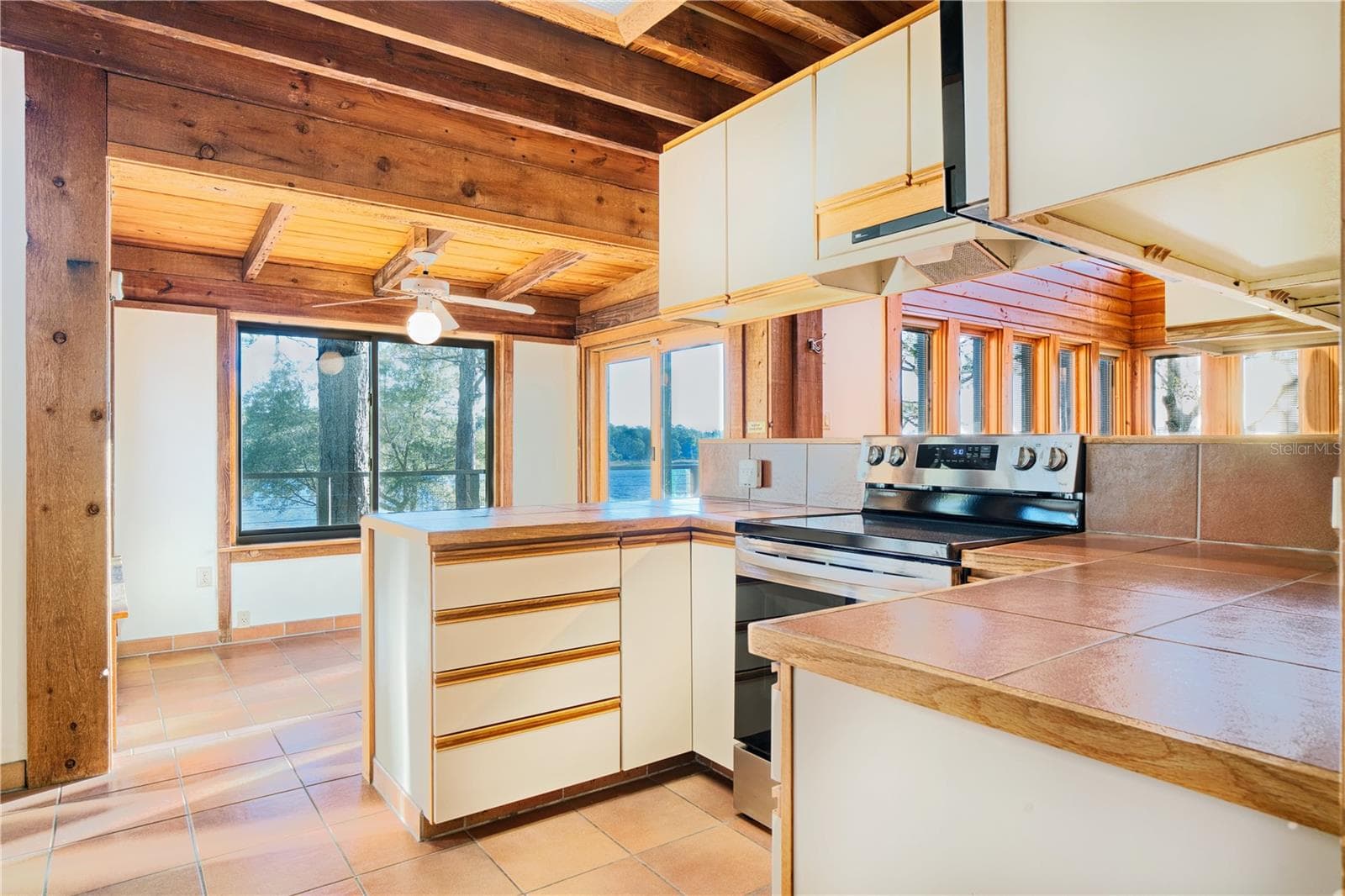 Single Family Residence at 123 MASON LAKE TRL, HAWTHORNE, photo 16 of 50