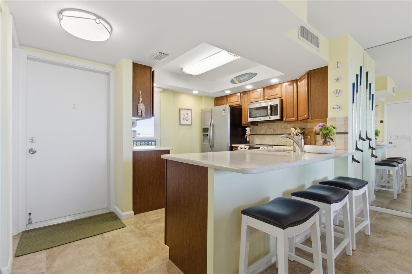 Kitchen w quartz countertops, stainless appliances/Eat in Seating - 2616 COVE CAY DR #502, CLEARWATER