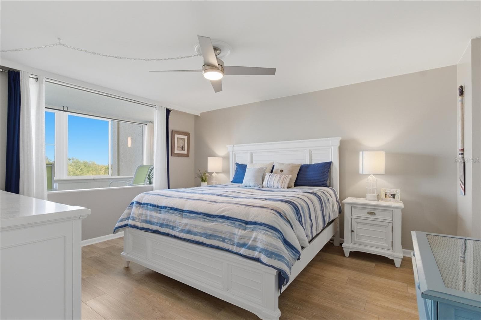 Primary Bedroom w/ ensuite bathroom and walk-in closet and storage - 2616 COVE CAY DR #502, CLEARWATER