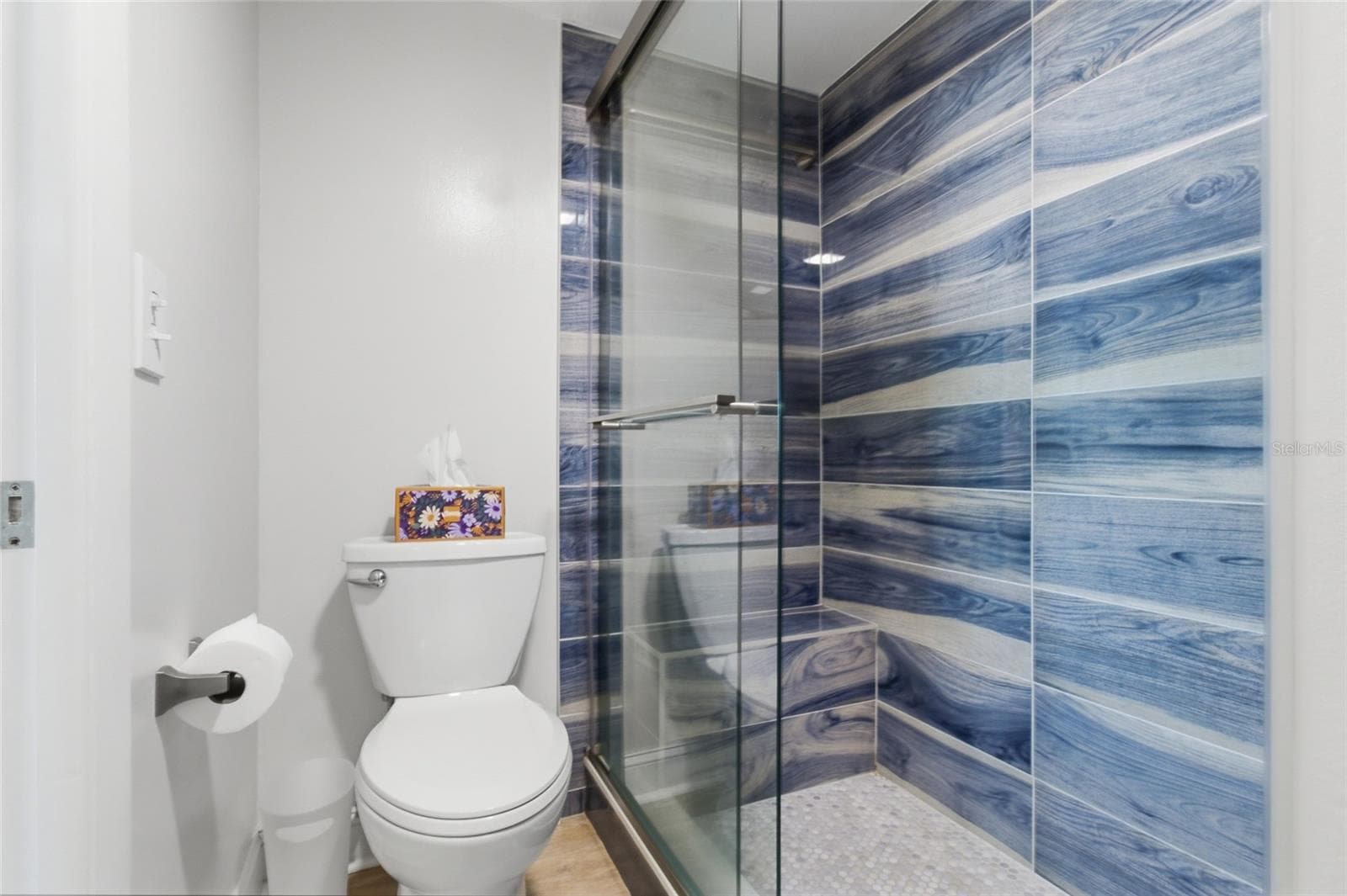 Primary Ensuite Bath and walk-in closet - 2616 COVE CAY DR #502, CLEARWATER