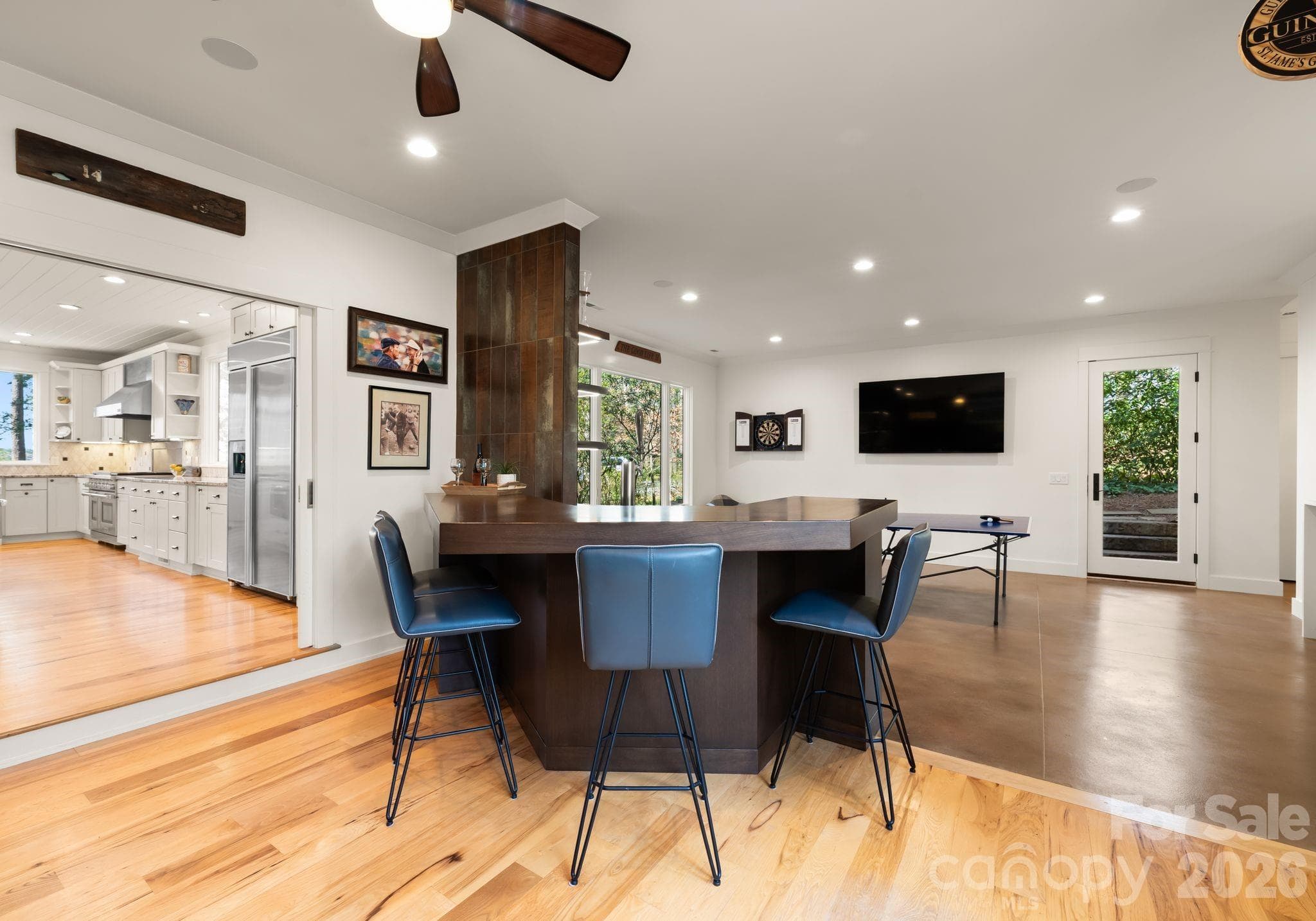 Bar / Entertainment - 16208 Weatherly Way, Huntersville