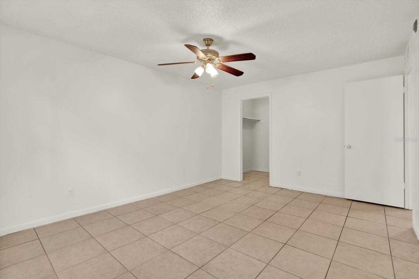 Master Bedroom with walk in Closet - 9130 TUDOR DR #M105, TAMPA