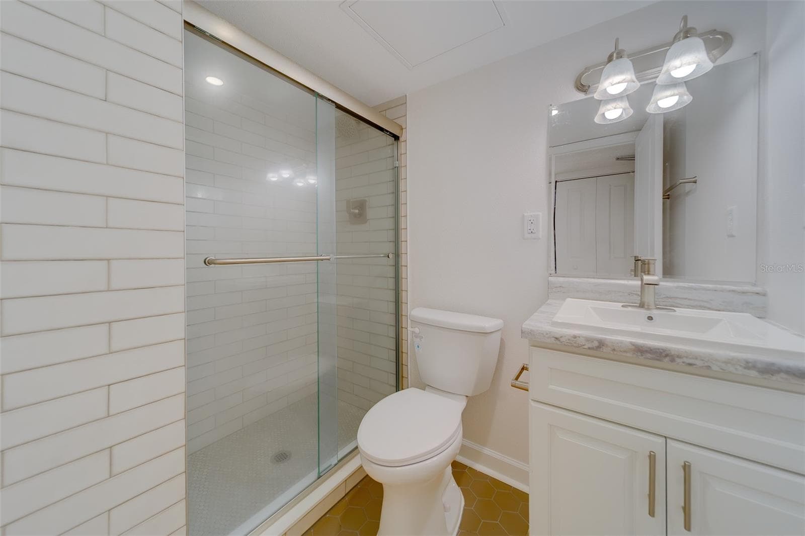 Guest bathroom - 450 S GULFVIEW BLVD #208, CLEARWATER BEACH