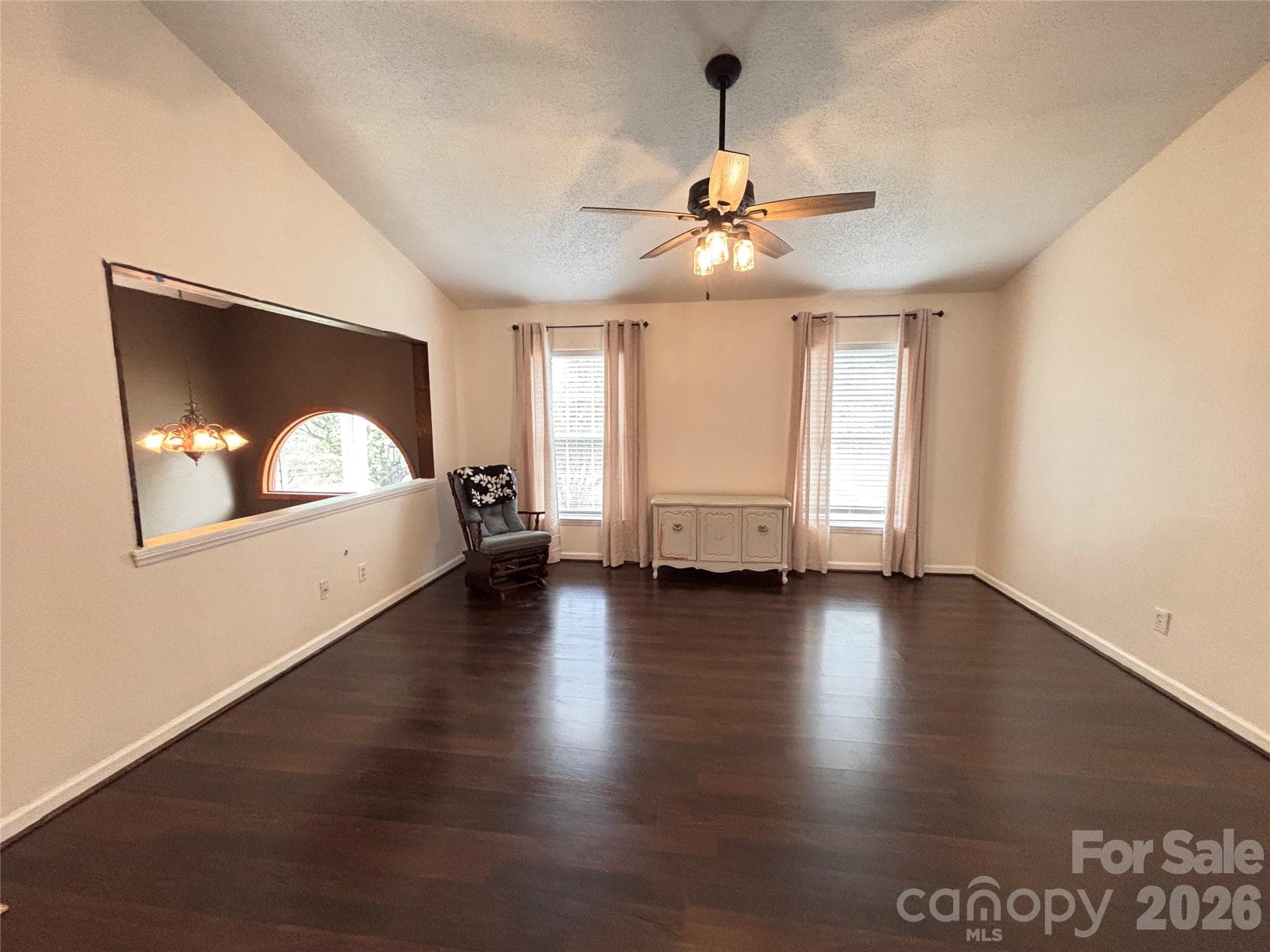 Living room with vaulted ceiling - Lenoir
