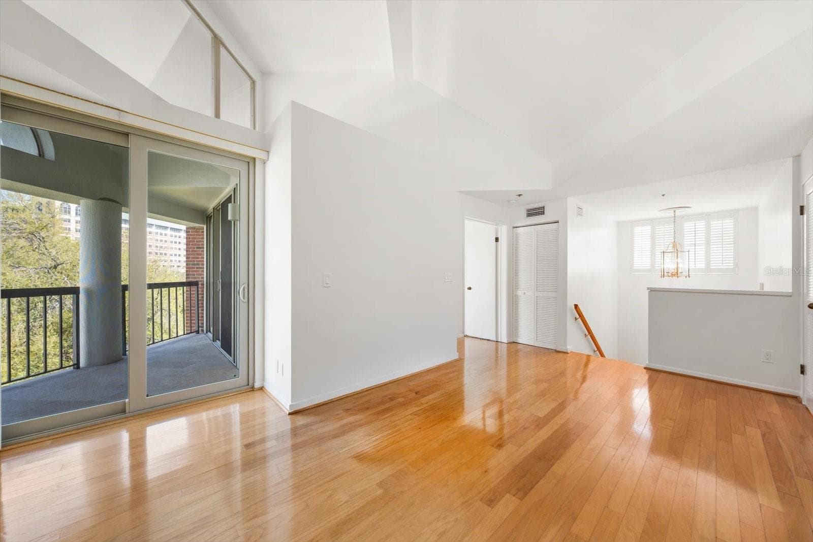 Loft leading to 2nd level balcony - 947 SEDDON COVE WAY #947, TAMPA