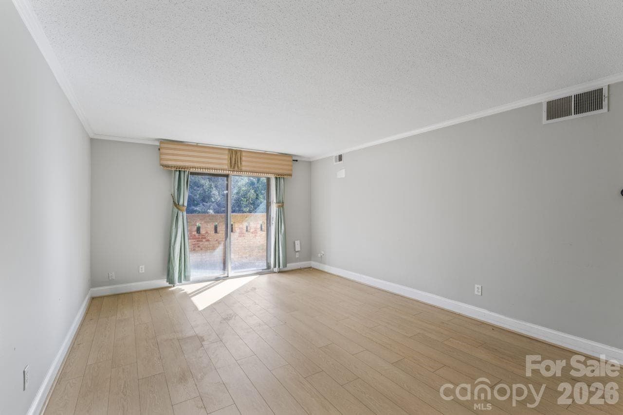 Condominium at 4747 Hedgemore Drive, Charlotte, photo 6 of 37
