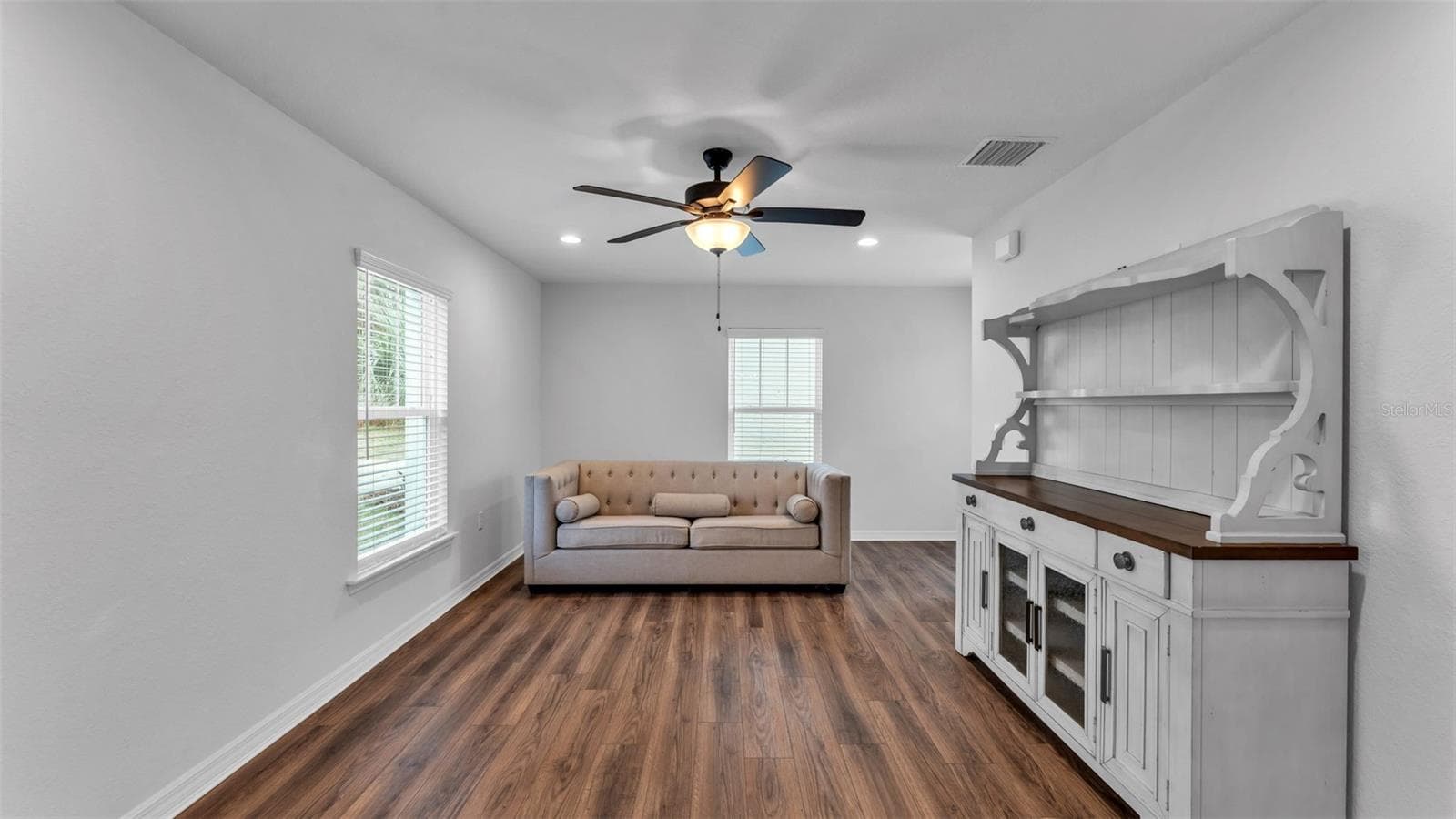 Guest House Living Room - 555 E STANFORD ST, BARTOW