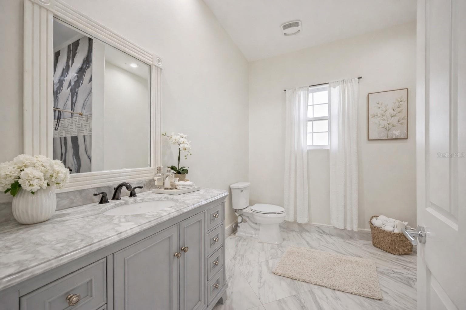 Primary bathroom - en-suite - Virtual staging added to demonstrate possible furniture placement. - 775 CHRISTINA LAKE DR, LAKELAND