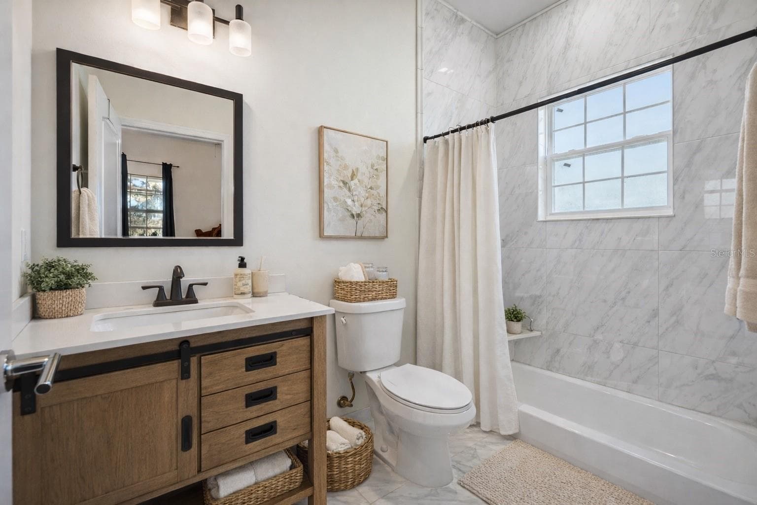 2nd downstairs en suite - Virtual staging added to demonstrate possible furniture placement. - 775 CHRISTINA LAKE DR, LAKELAND