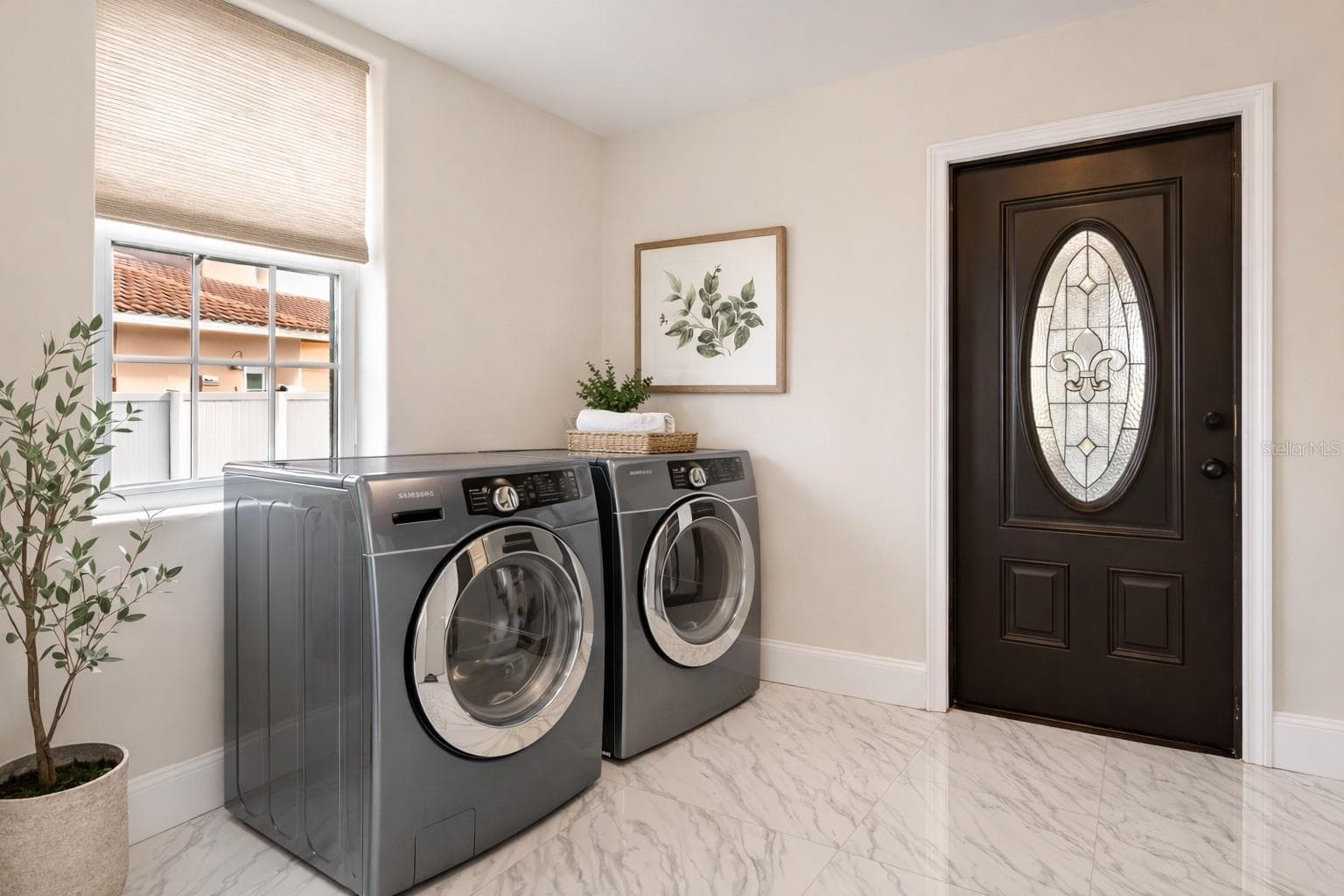 Downstair laundry, located off garage - Virtual staging added to demonstrate possible furniture placement. - 775 CHRISTINA LAKE DR, LAKELAND