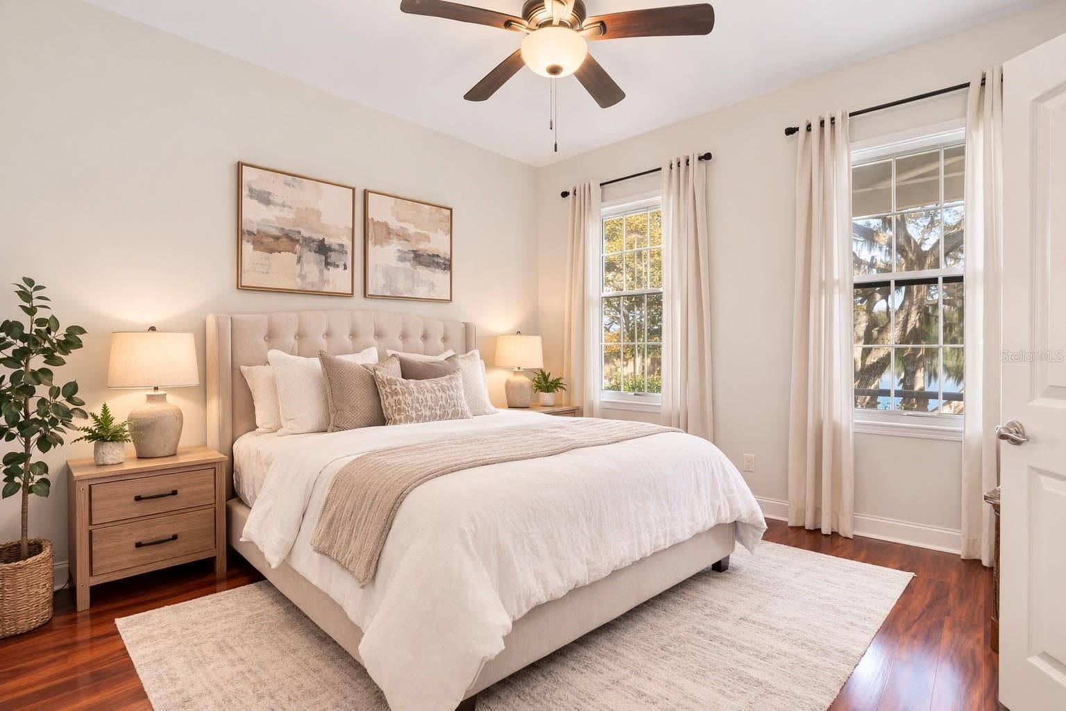 Upstairs, rear bedroom, with en-suite - Virtual staging added to demonstrate possible furniture placement. - 775 CHRISTINA LAKE DR, LAKELAND