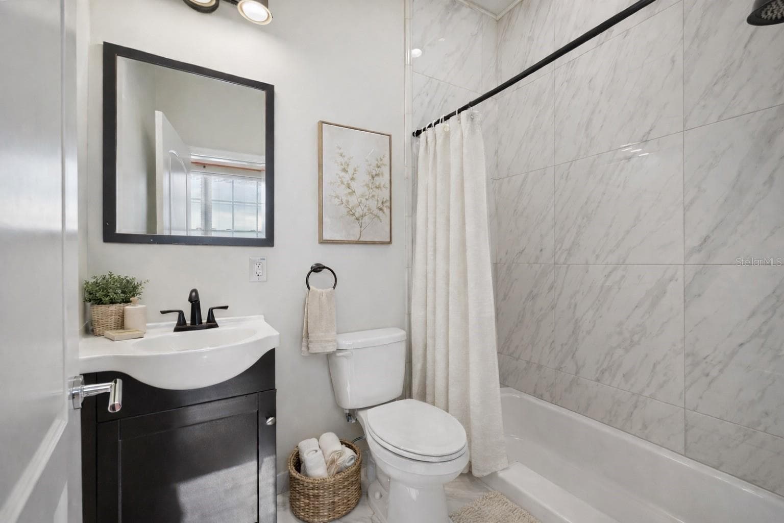 Front left bedroom en-suite - Virtual staging added to demonstrate possible furniture placement. - 775 CHRISTINA LAKE DR, LAKELAND