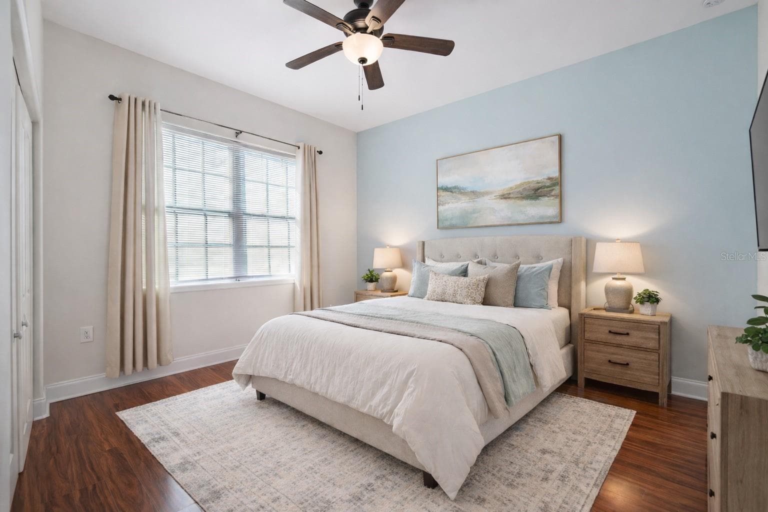 Upstairs front bedroom, with en-suite - Virtual staging added to demonstrate possible furniture placement. - 775 CHRISTINA LAKE DR, LAKELAND