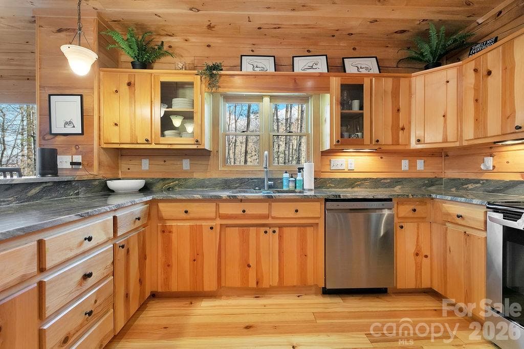Single Family Residence at 130 Greenfield Circle, Brevard, photo 14 of 48