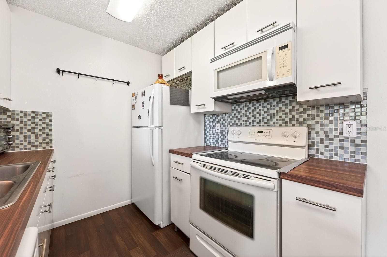 Kitchen. - 2569 GRASSY POINT DR #207, LAKE MARY
