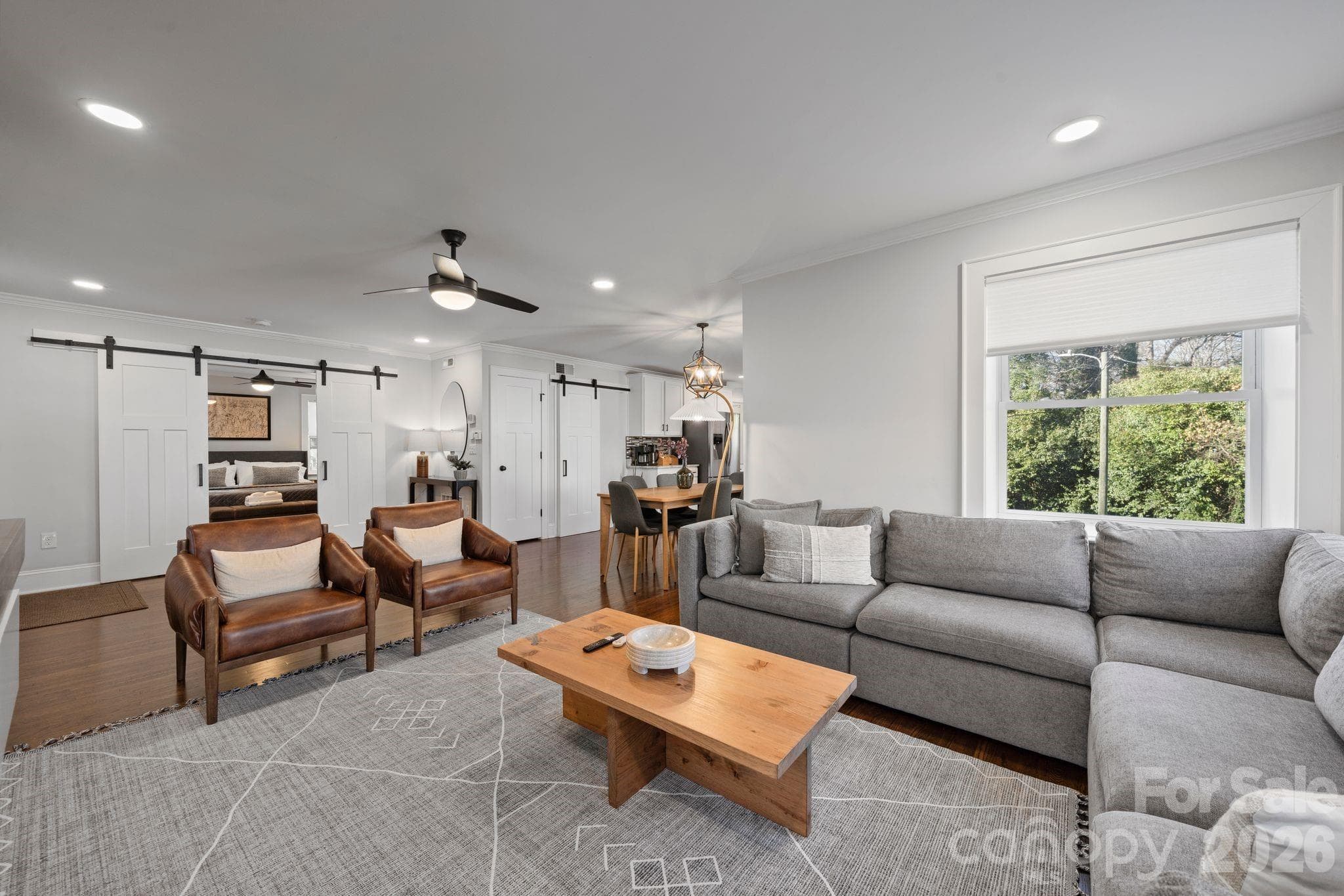 Spacious living room - Charlotte